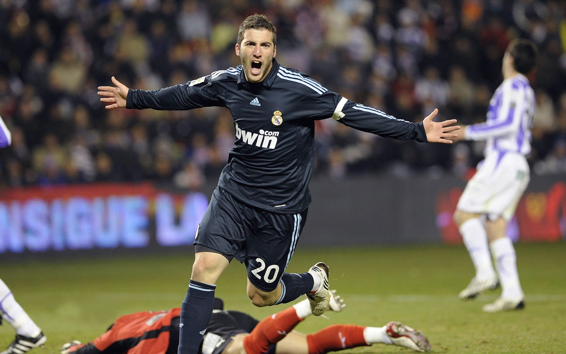 开云APP-厄德高沉默怒吼！那记直塞，刺穿了加拿大最后的防线