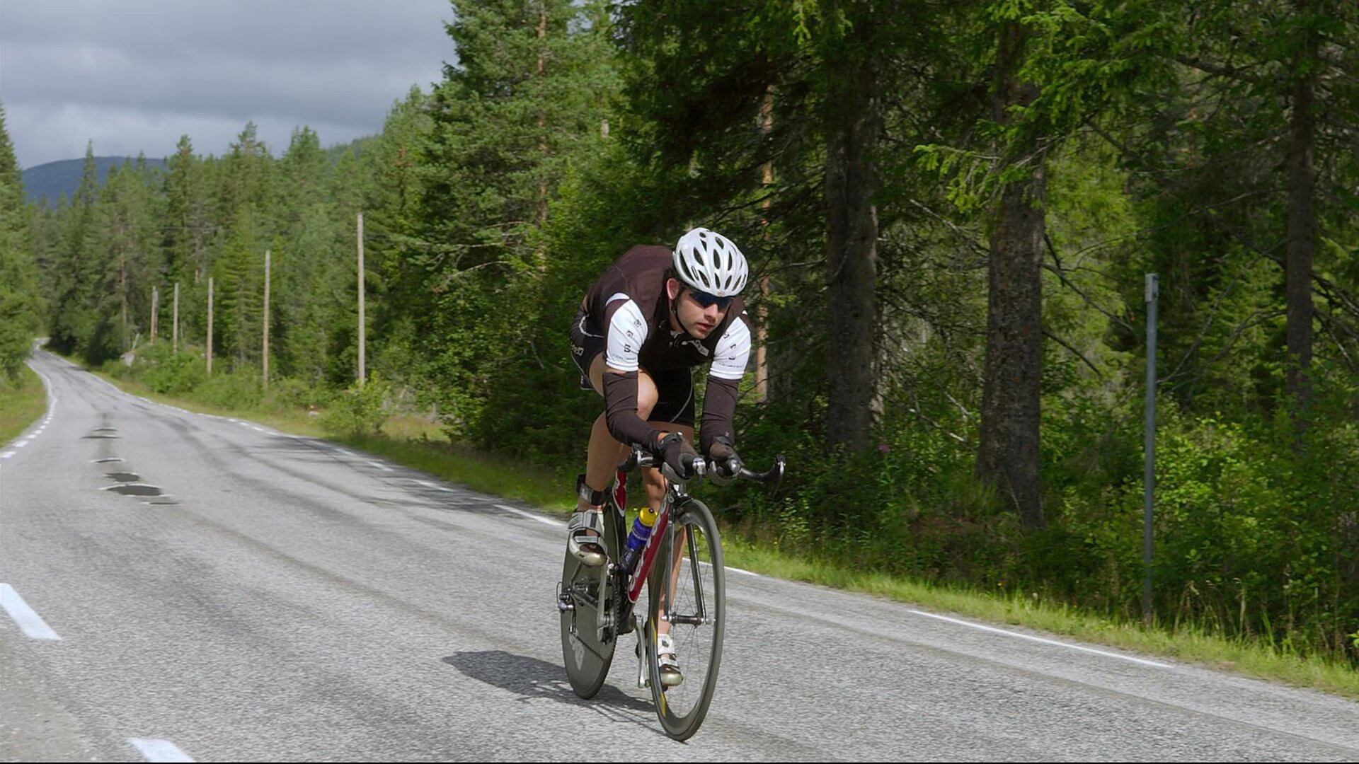 开云-骑士以节奏绞杀雄鹿,克莱全能数据引爆赛场,团队逻辑与个人爆发的双重奏